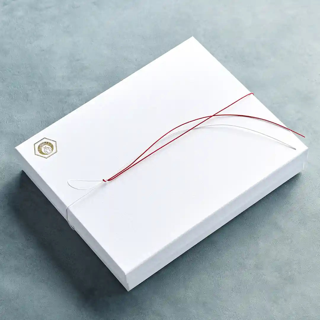 洗練と純粋さを象徴する「白」のギフトボックス