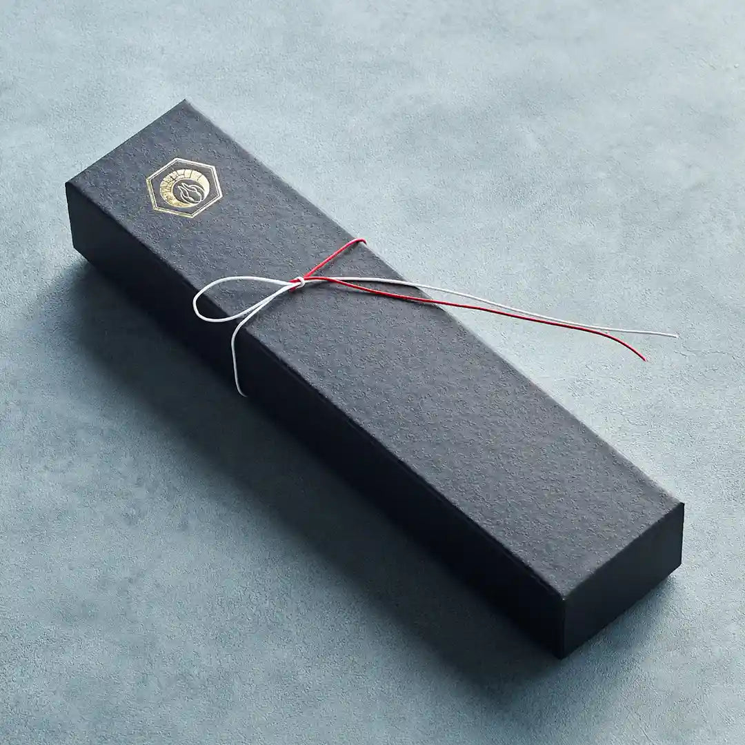 力強さと洗練を兼ね備えた「檳榔子黒」のギフトボックス