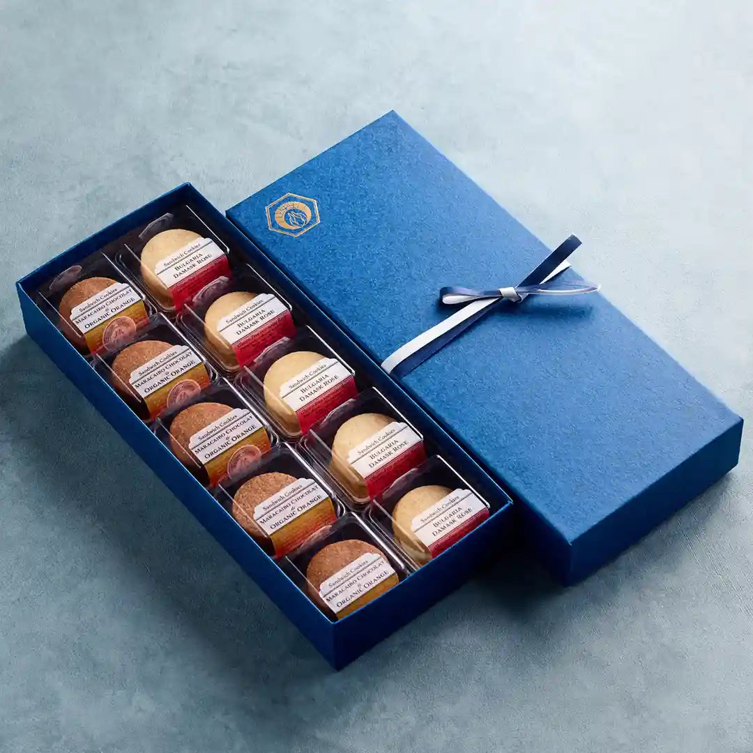 深い知性と安らぎを表現する「藍色」