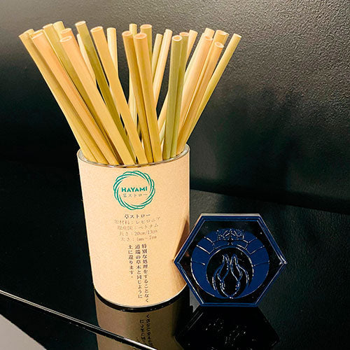 ストローは草製。