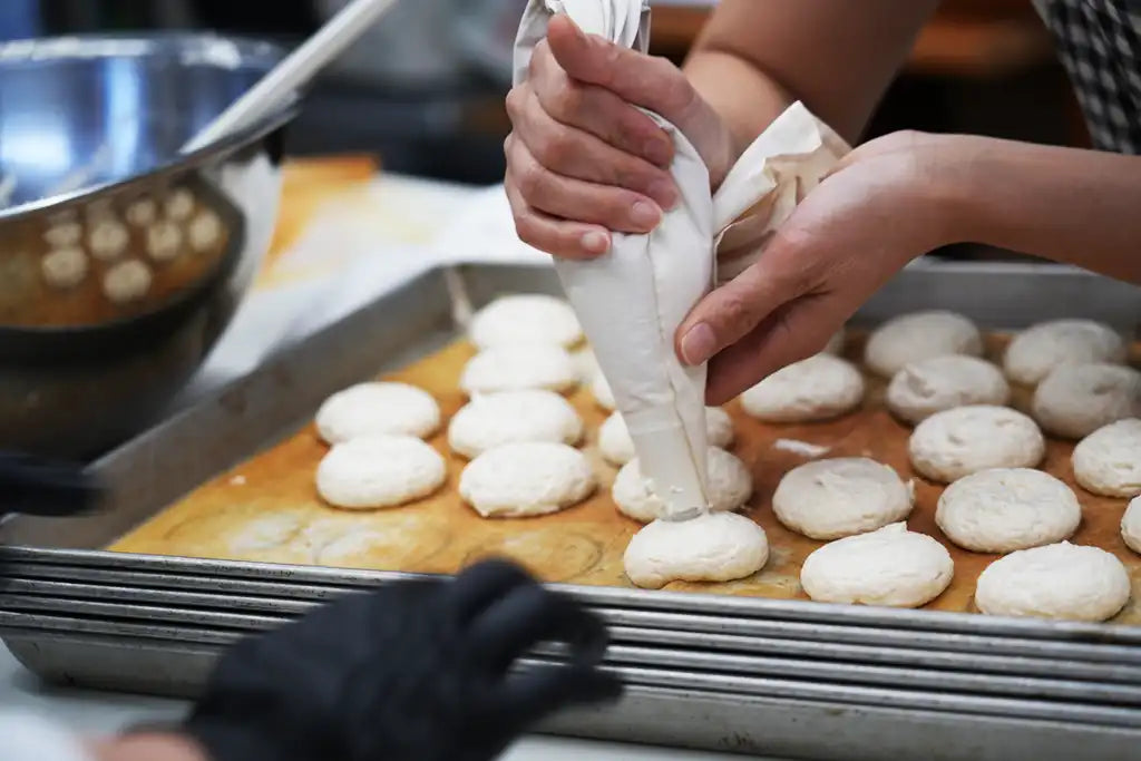C'est du nananの工房で焼き上げるグルテンフリーダックワーズ。職人が一つひとつ丁寧に仕上げています。
